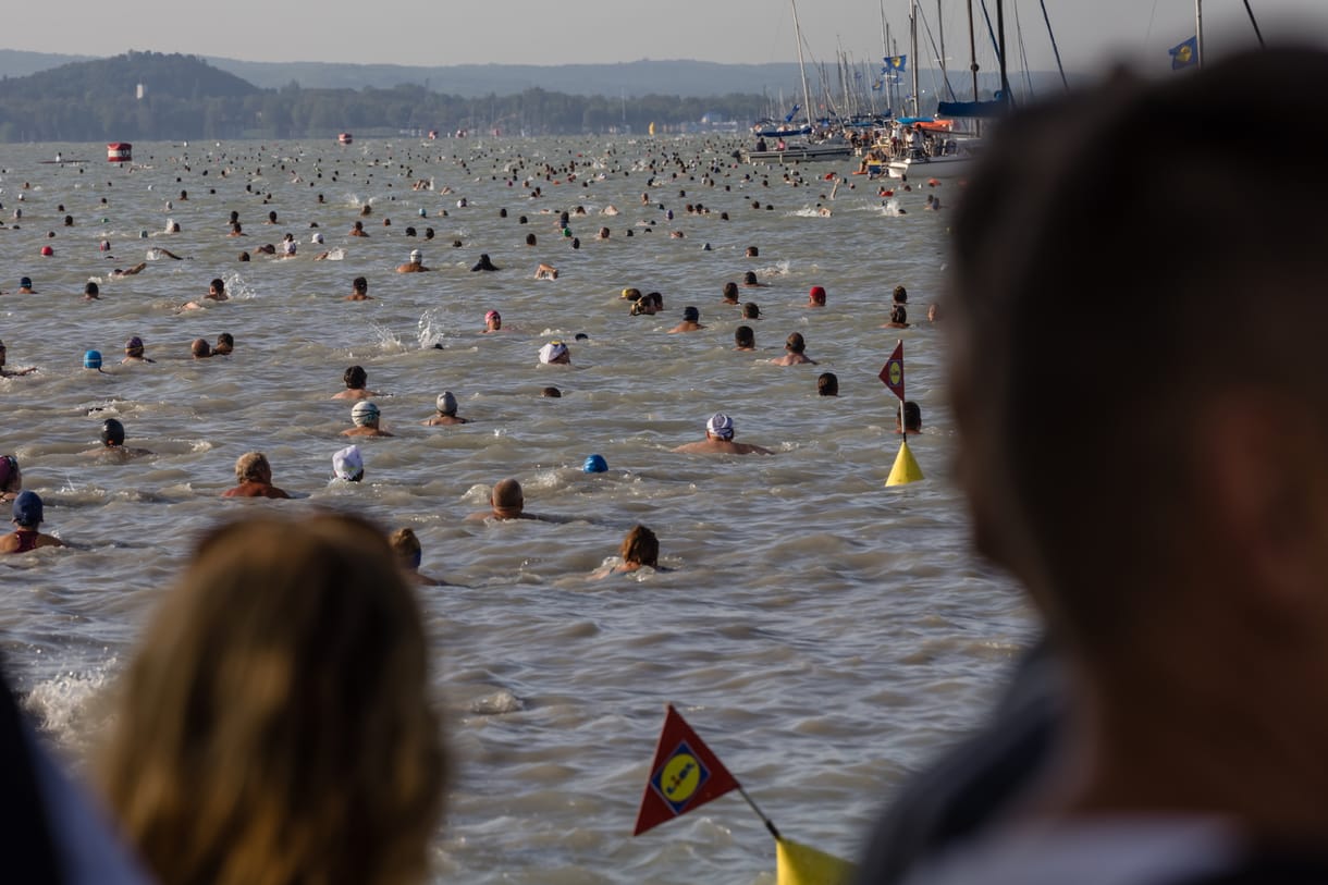 Soha ennyien nem indultak még a Balaton-átúszáson