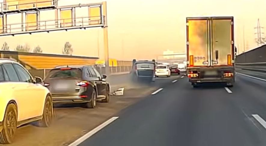 Videón a reggeli baleset, amikor felborult egy autó az M0-son