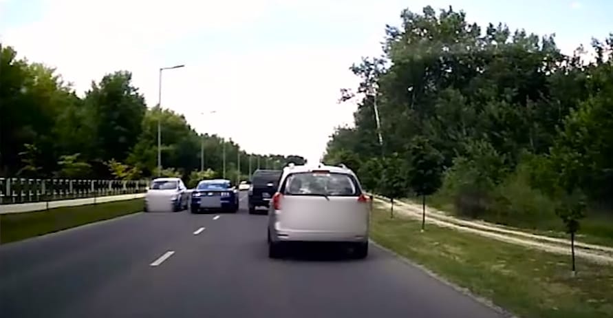 Keresik a rendőrök az eszetlen Mustang-sofőrt – videó