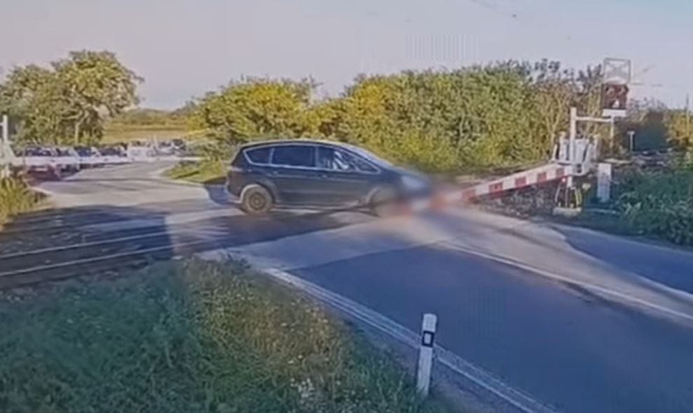 Vasúti átjáróban ragadt egy autós, majd érthetetlen módon a síneken akart megfordulni – videó