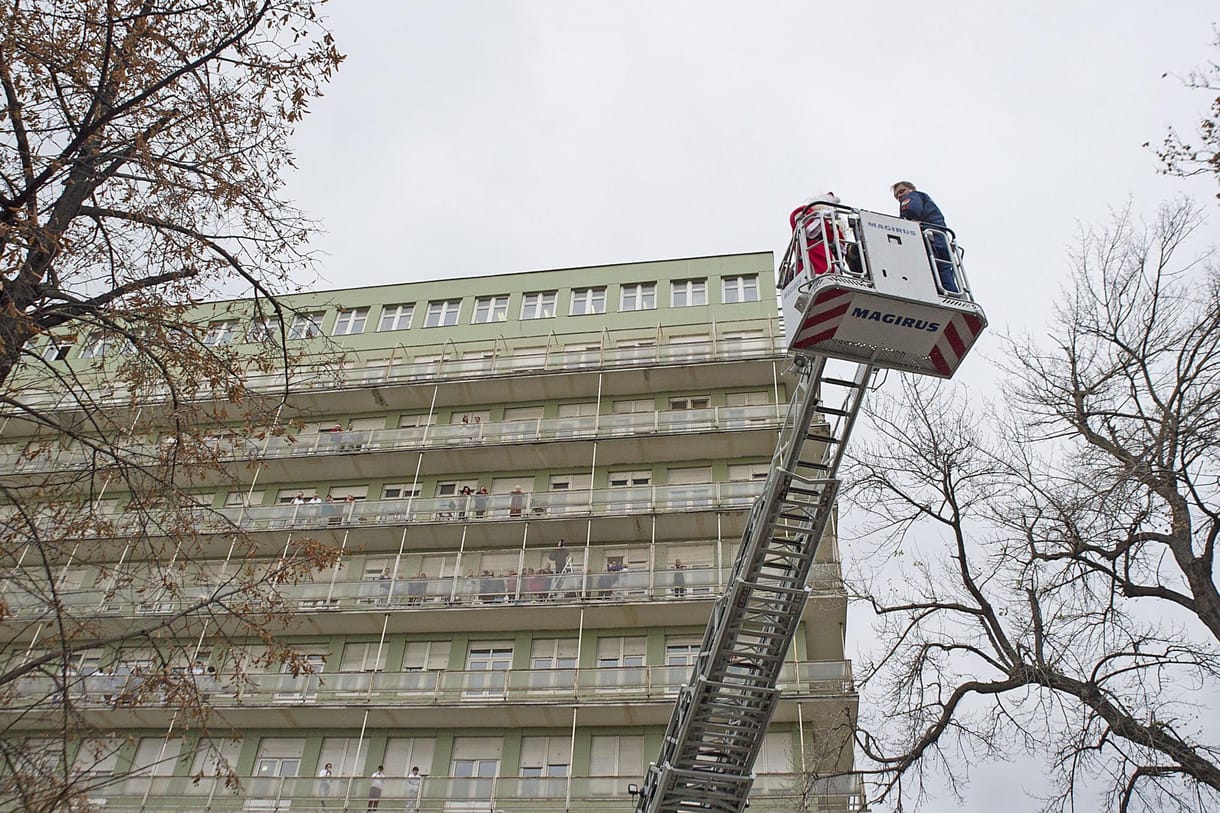 Fotó: Emelőkosárban érkezett a Mikulás a beteg gyerekekhez a Fiumei úton
