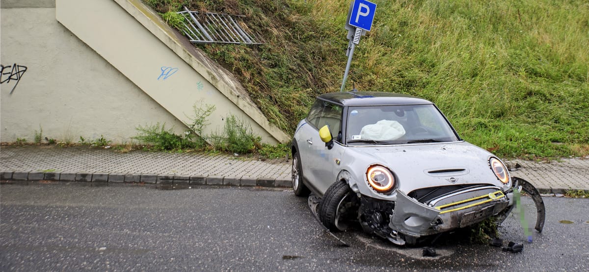 Lejárt okmányokkal továbbra is lehet autózni, de mi a helyzet baleset esetén?