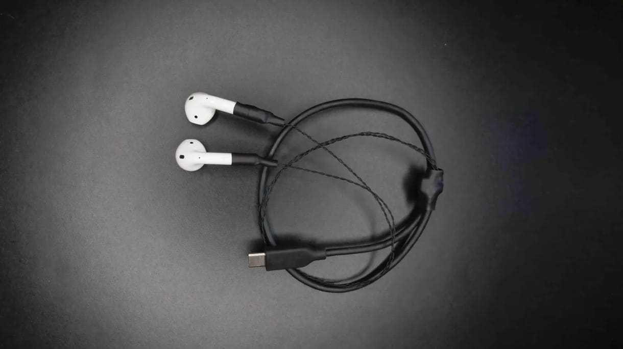 Vissza a jövőbe: elkészült az első AirPods fülhallgató, ami vezetéket kapott
