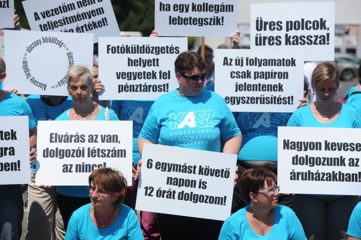 Ilyen még nem volt: Tesco-dolgozók tüntettek egy áruház előtt - videó