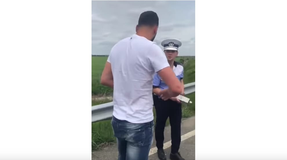 Úgy megfújta a szondát a részeg autós, hogy elájult - videó