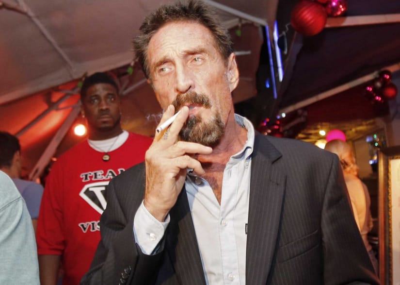Nem megy az FBI-nak? McAfee feltöri a terrorista iPhone-ját