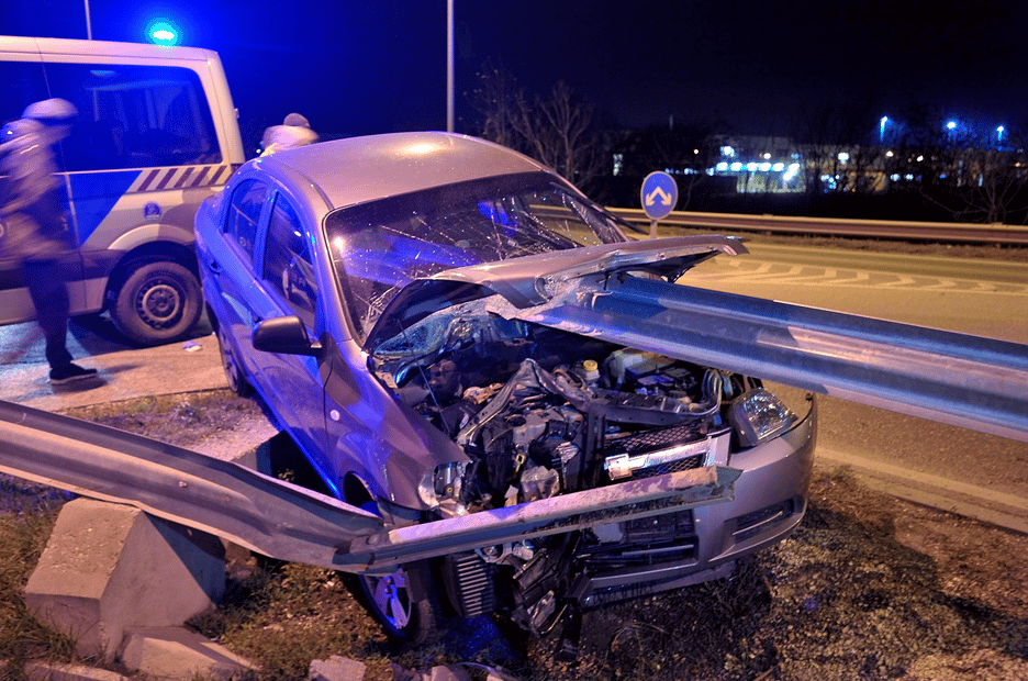 Fotó: Szalagkorlát fúródott egy Chevroletbe Soroksáron