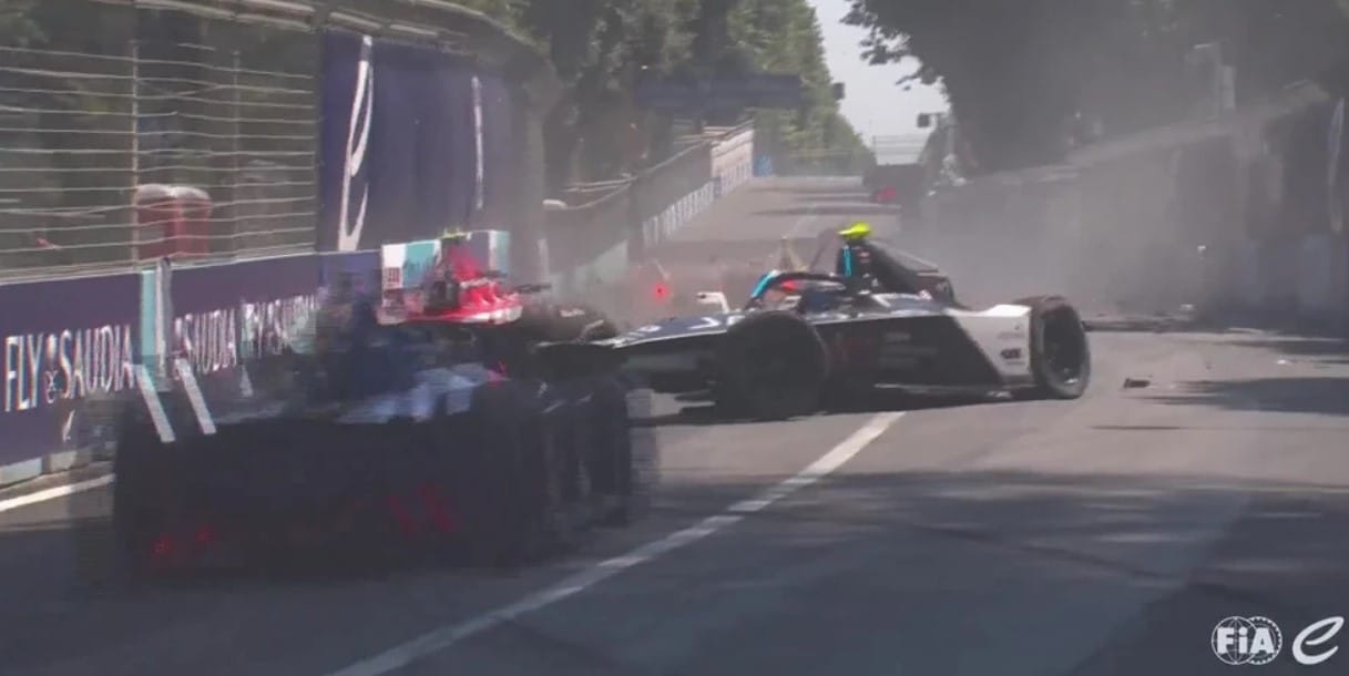 Félelmetes balesetben törtek az autók a Formula-E futamon