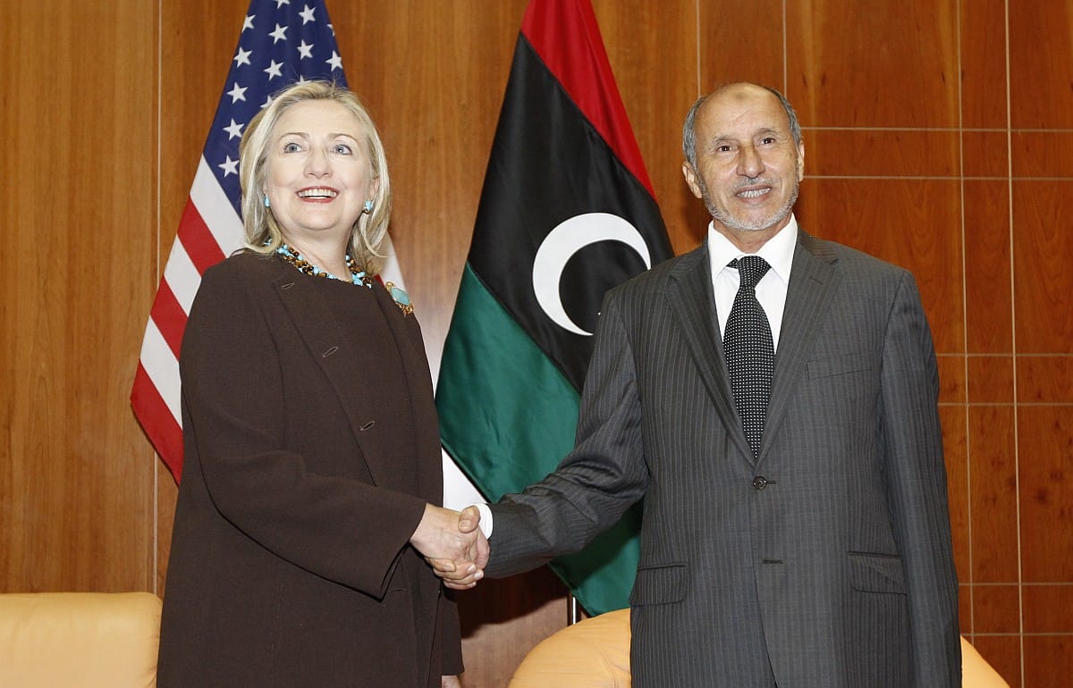 Hillary Clinton segélyt vitt Líbiába