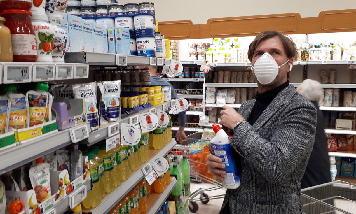 Vécépapírhegyek és üres tőzsdék: így fest a pánik a világban