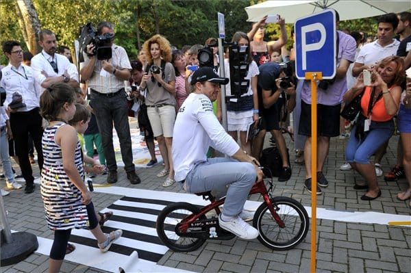 Kisebb volt, mint Nico Rosberg, de ő azért ráült – fotók