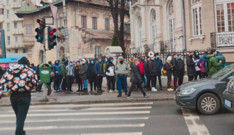 A csendőrségnek kellett oszlatnia az ingyen hamburgerért összegyűlt tömeget Bukarestben