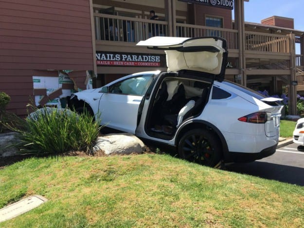 Itt az eddigi legdurvább Tesla-baleset
