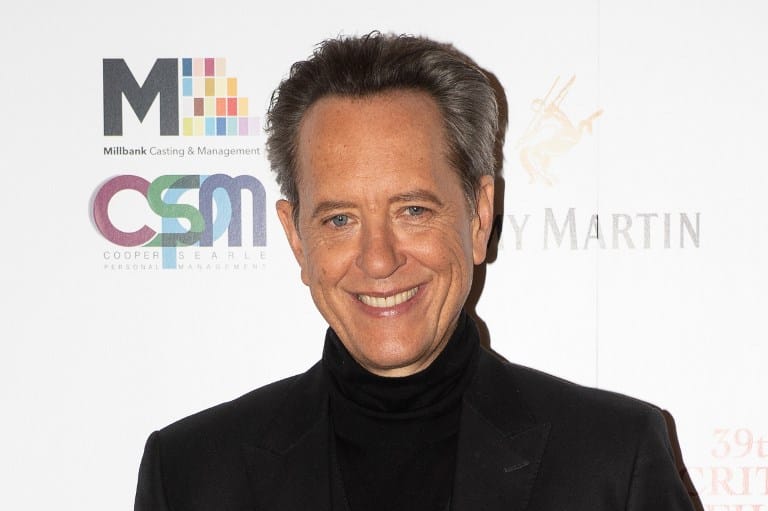 Rég örült már valaki így az Oscar-jelölésnek: Richard E. Grant két centivel a föld fölött lebeg