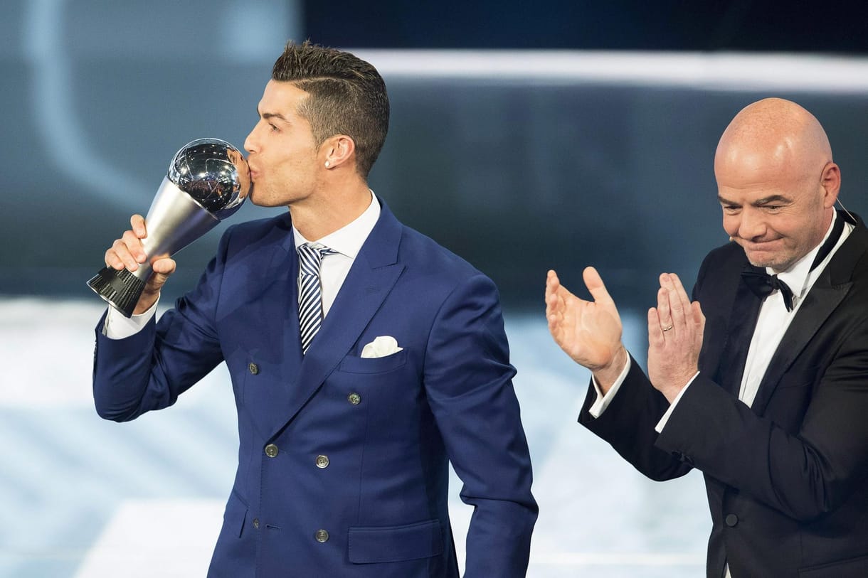 Orbán az argentin legenda mellett nézte végig, hogyan lesz negyedszerre is az év játékosa Cristiano Ronaldo