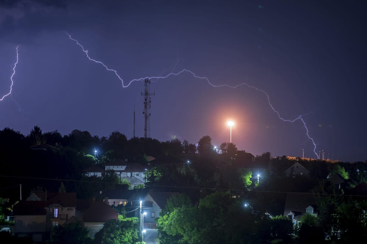Vihar: még mindig dolgoznak a tűzoltók