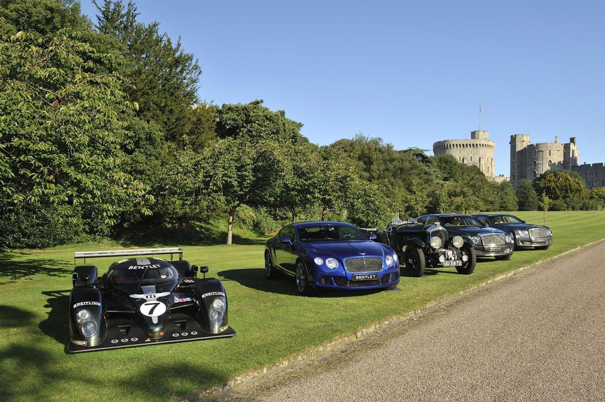 Bentley-k lepik el a Buckingham-palota kertjét