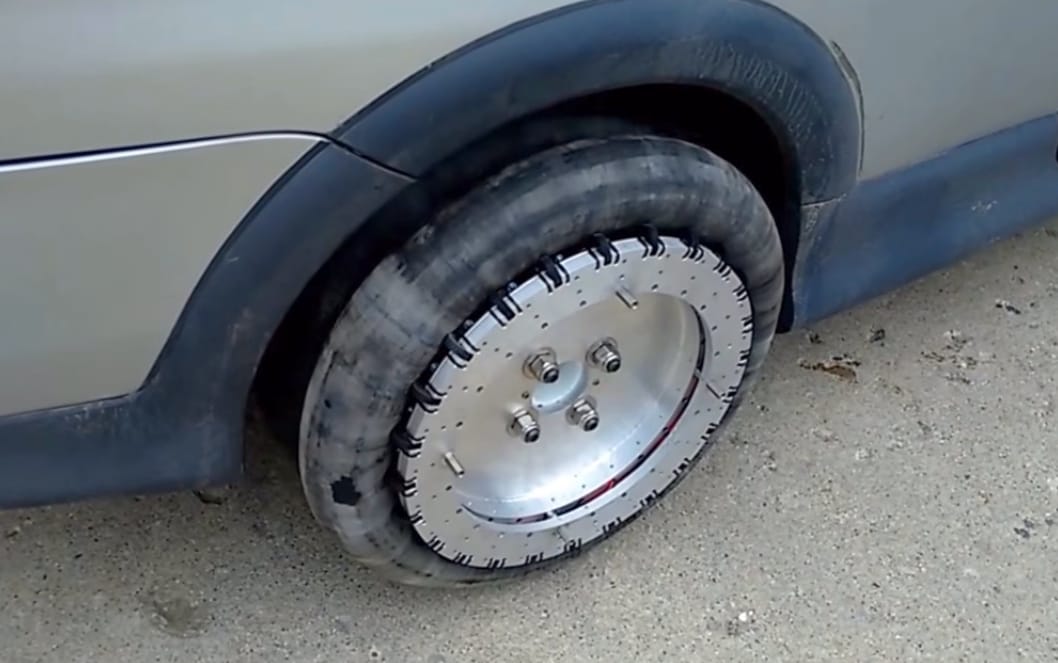 Ilyen kerék kellene minden autóra, és soha nem lenne gond a parkolással – videó