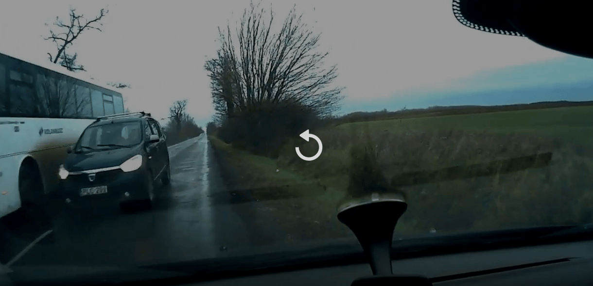 Videó: Csoda, hogy ebből az előzésből nem lett súlyos baleset