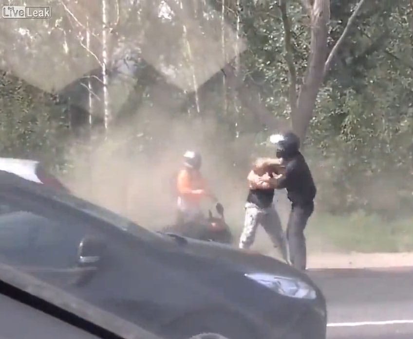 Újabb közúti bunyó Oroszoroszágból: motoros a kamionos ellen – videó