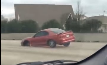 Három kerékkel, szikrázva is menekült egy Mustang az autópályán - videó