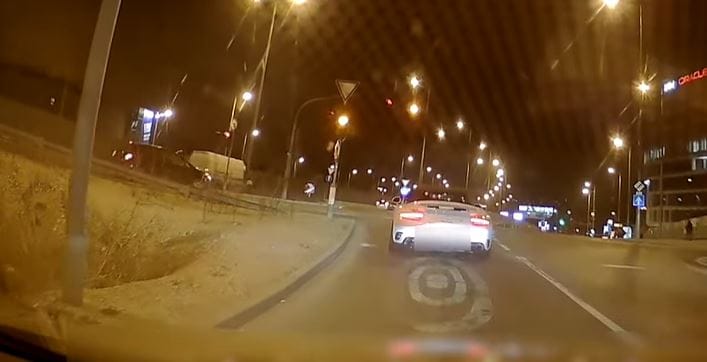 Zöld jelzésnél megállt a Porsche és megvárta, amíg mindenki pirosat kap - videó