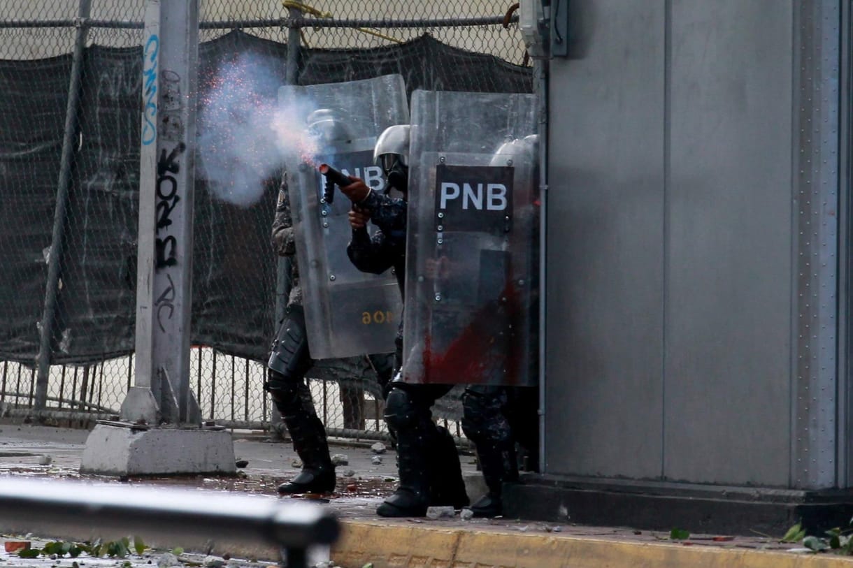 Venezuela: százával dezertálnak a rendőrök