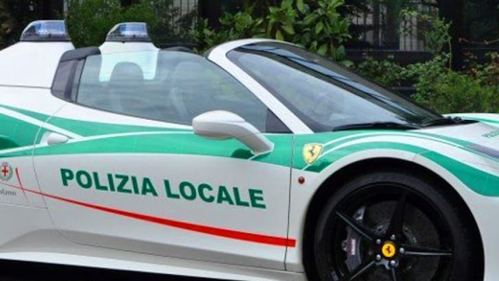 Maffiától elkobzott kabrió Ferrariból lett rendőrautó