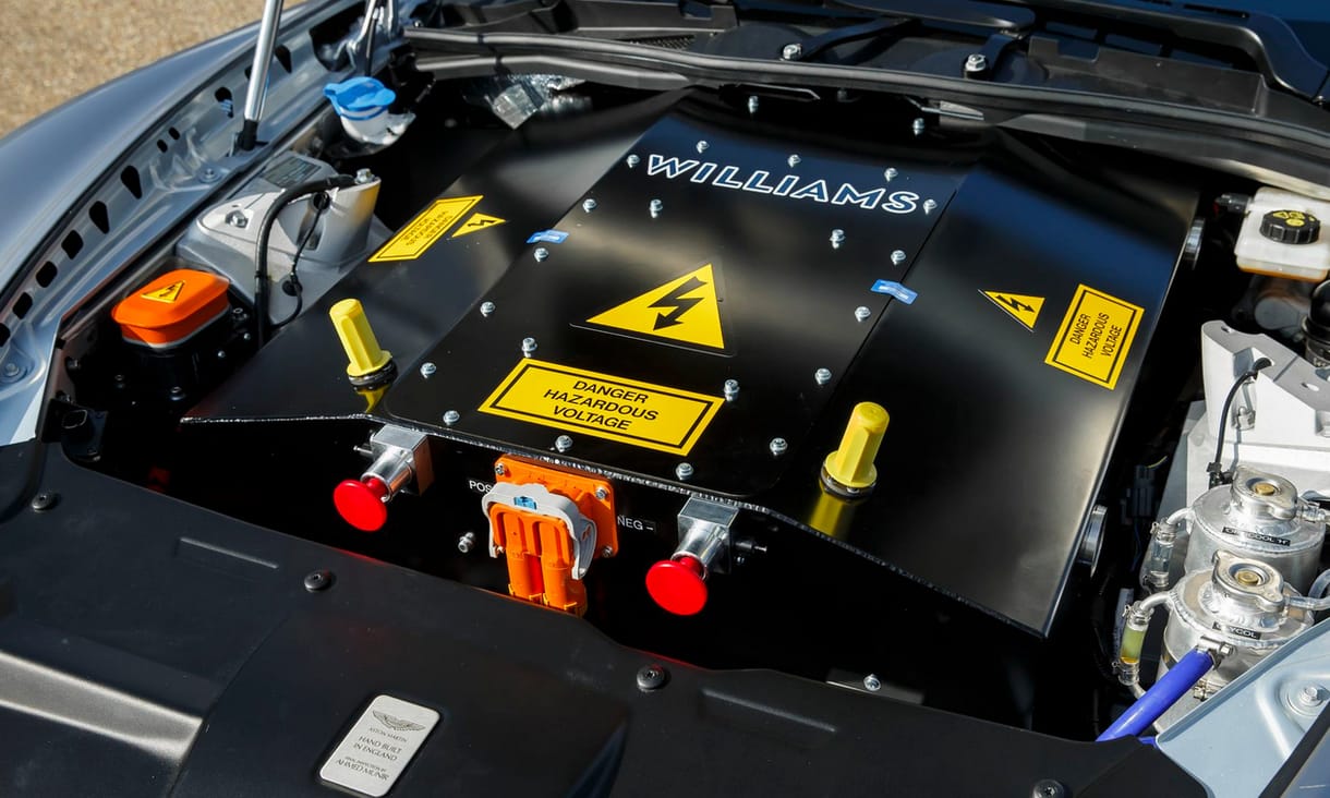 Gyászos hír: az Aston Martin kukába dobja a V12-t, és villanymotorra vált