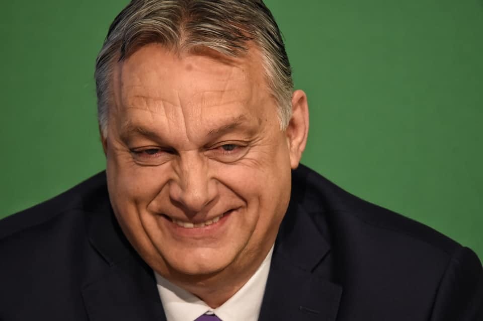 100 milliót ad a kormány a koronavírus elleni gyógyszer kifejlesztésére, de templomfelújításra ötször többet