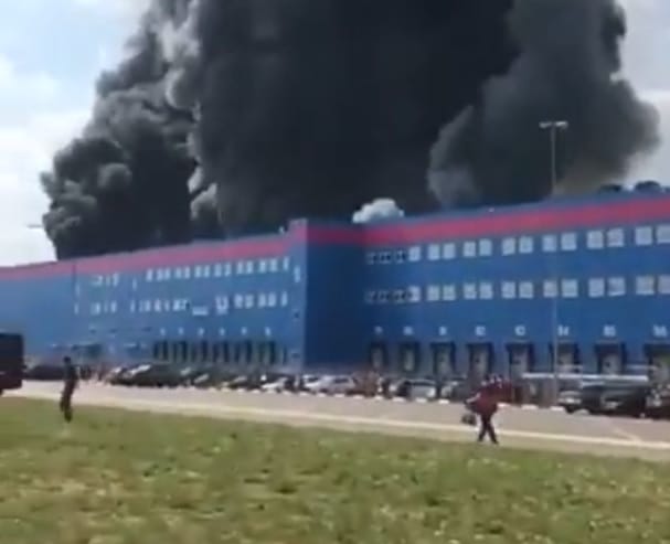 150 tűzoltót vezényeltek egy orosz raktárhoz, akkora tűz van – videó