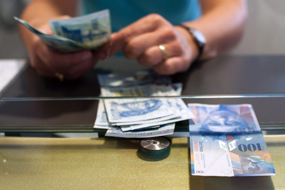 Nincs vége: 326 forint felett a svájci frank