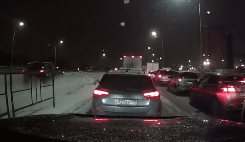 Videó: olyan leckét kapott a türelmetlen autós, hogy még meg is sajnáltuk
