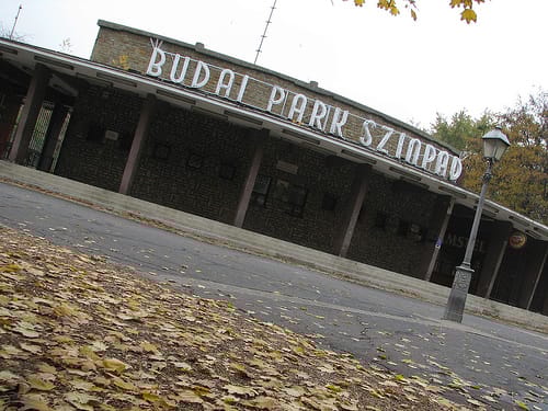 Fidesz-közeli romkocsma nyílik a Budai Parkszínpad helyén