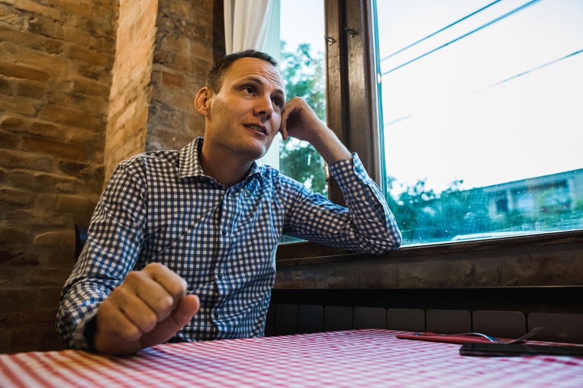 Bödőcs Tibor: A Gazda varacskos Maradonaként berúgja a Karmelita erkélyéről a stadionba a labdát