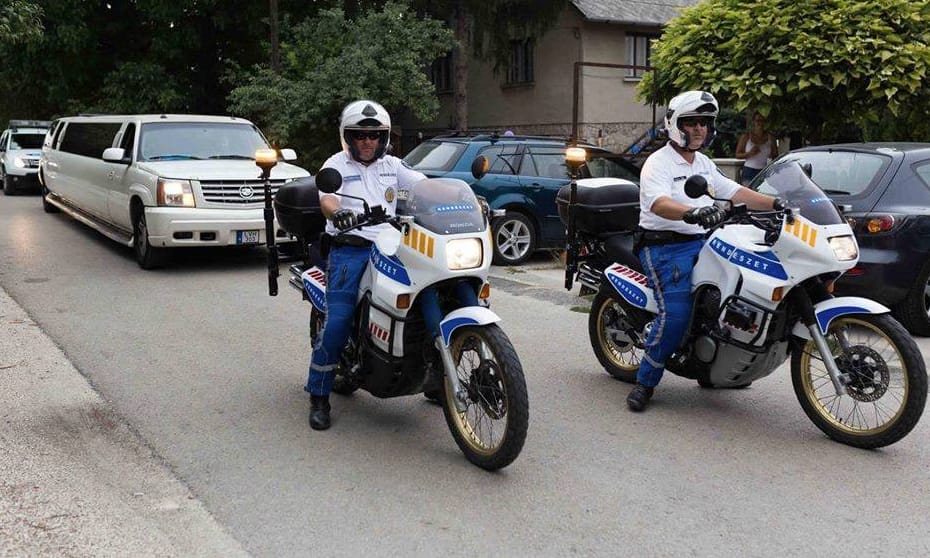 A nap fotója: motoros díszkíséretes limuzin a 80 éves budakalászi nő születésnapján