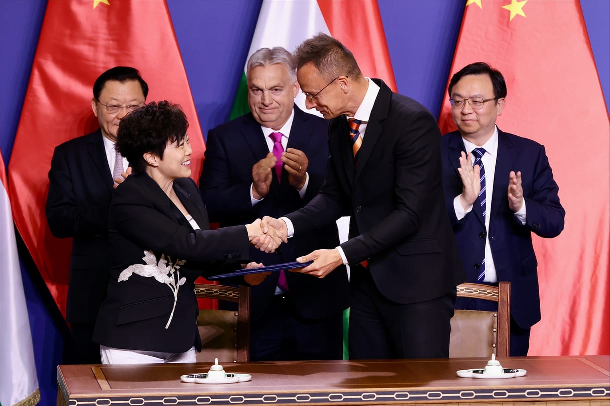 The Daily Telegraph-cikk: Az EU-pária Magyarország segít Kínának megindítani az elektromos autók invázióját