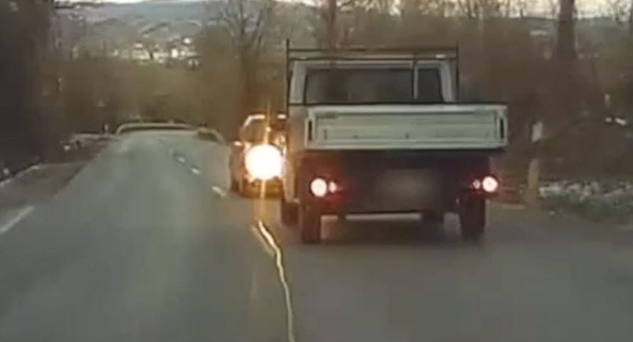 Tolatva közlekedett egy autó Bajnánál a főúton – videó