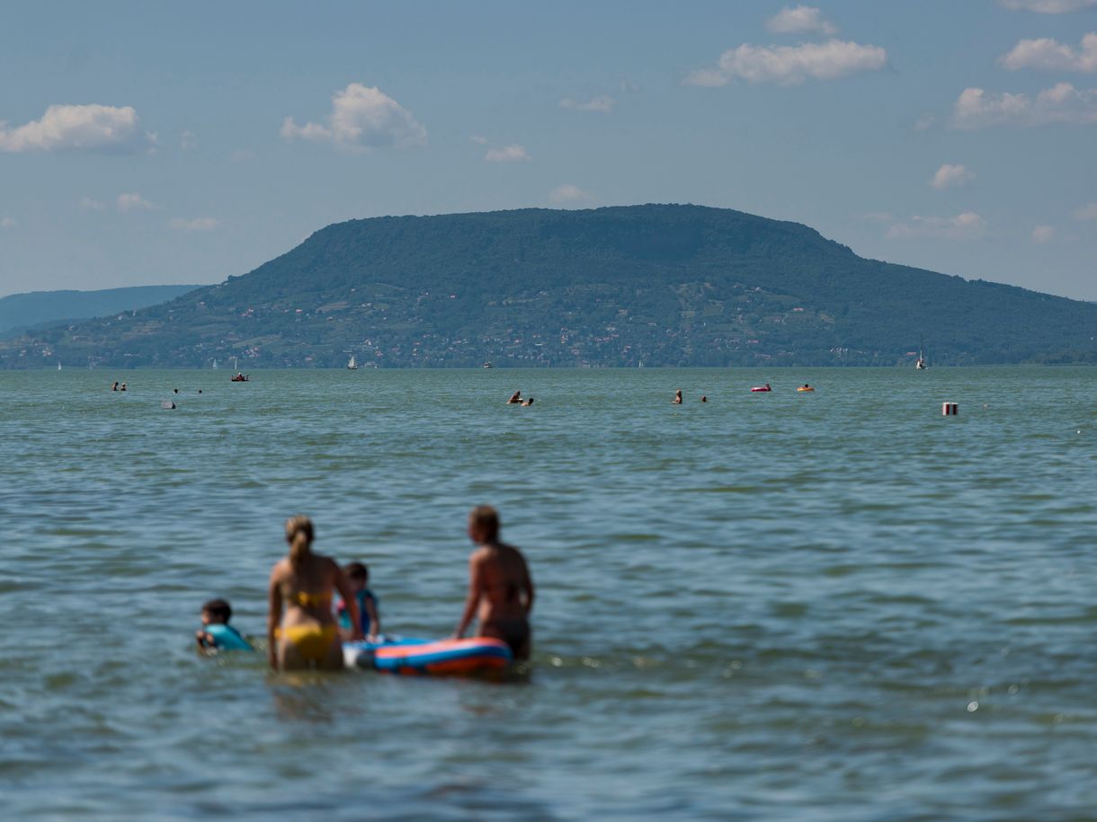 A Balatonnál a strandbelépő mellett a parkolás is drágul idén