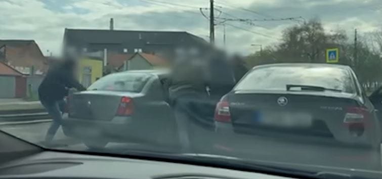 Kilenc autót tört fel három férfi, az autójukból rángatták ki őket a rendőrök – videó