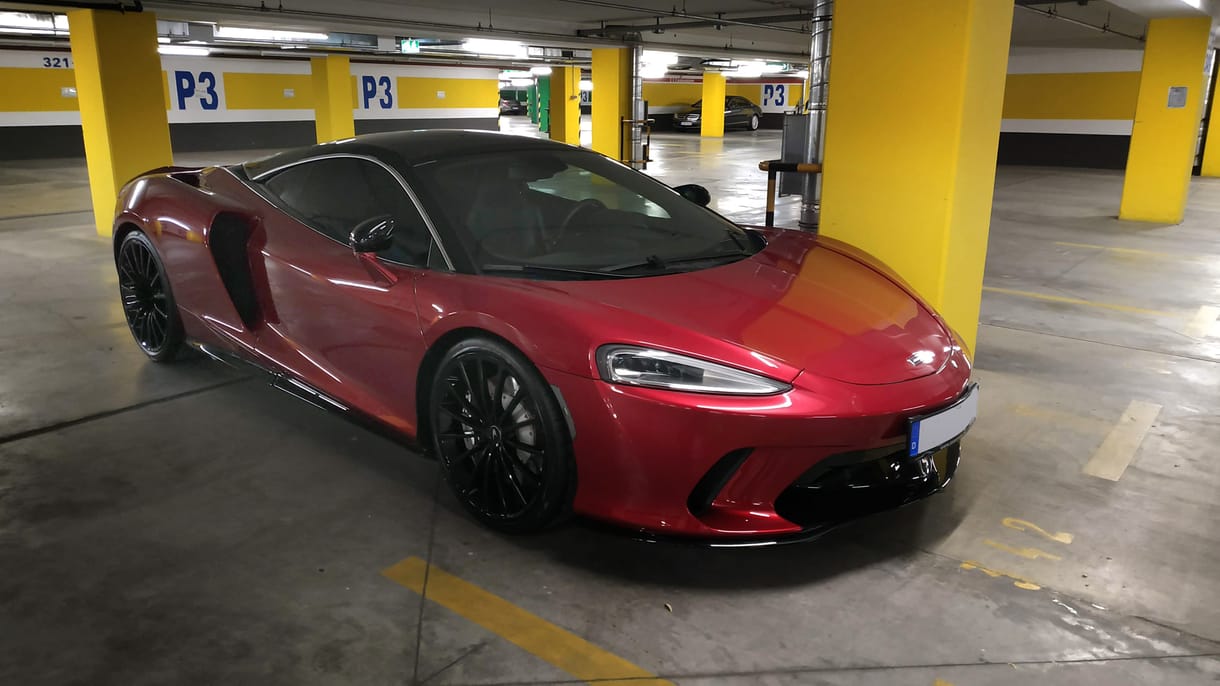 Budapesti pláza parkolójában bukkant fel a McLaren újdonsága, a GT