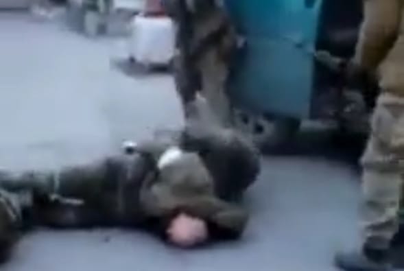 Az ukrán vezetés vizsgálatot rendelt el orosz hadifoglyok állítólagos kínzását mutató videó miatt, de kételkedik a hitelességükben