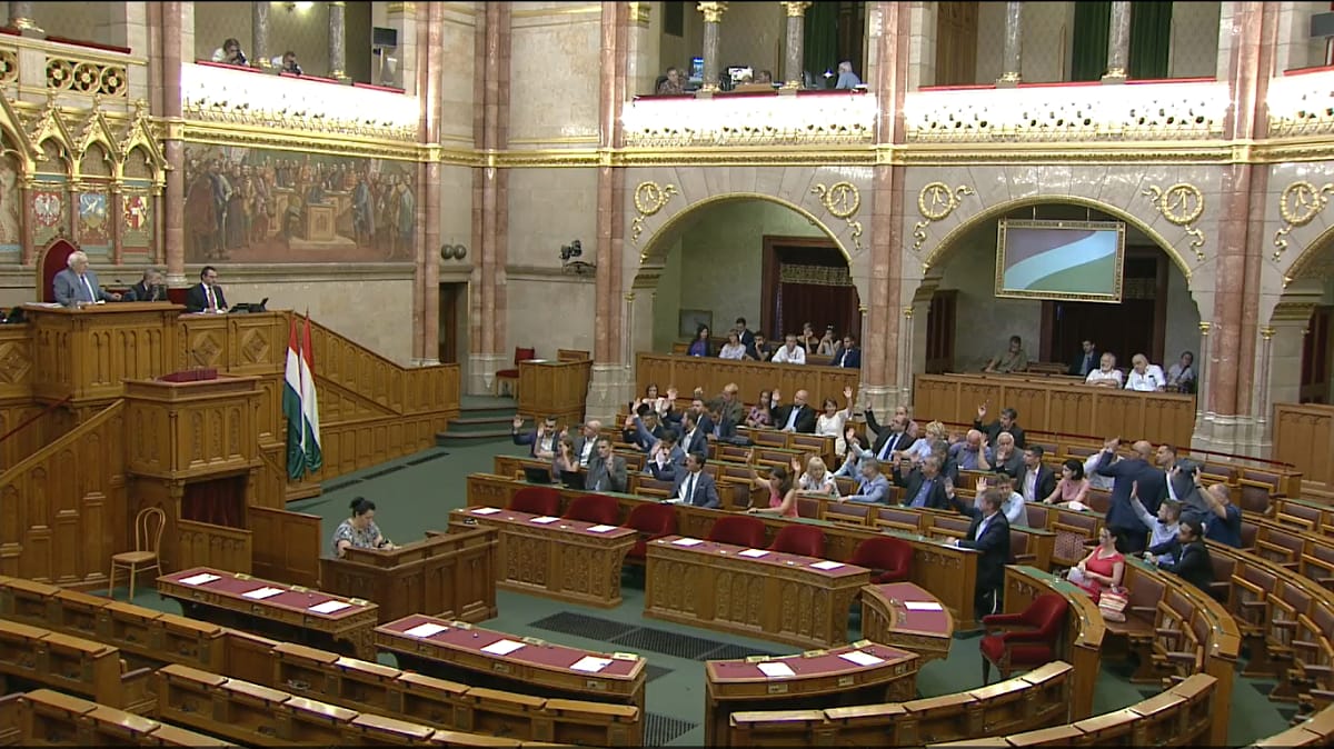 Rohamtempóban átnyomják a parlamenten a lakástakarékok állami támogatásának megszüntetését