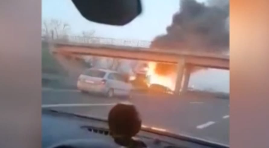 Videóra vették, ahogy felrobban egy kamion az M3-ason