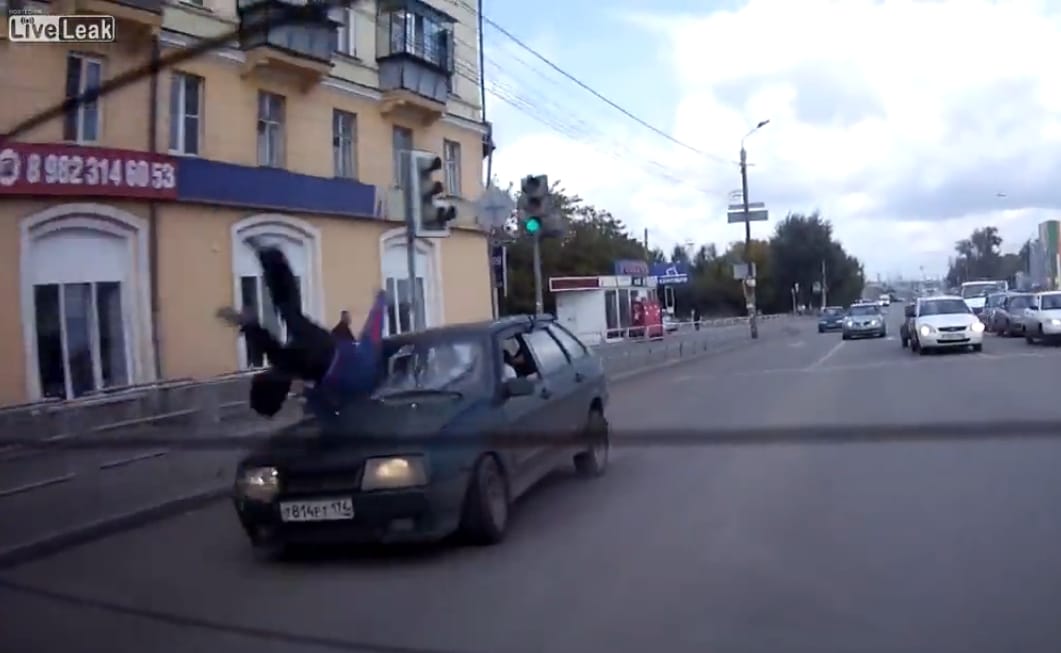 Videó: Így kell túlélni egy Lada Samara gázolását