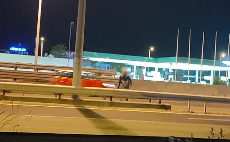Életveszélyes mutatvány: átsétált az M1-M7-esen egy részeg férfi
