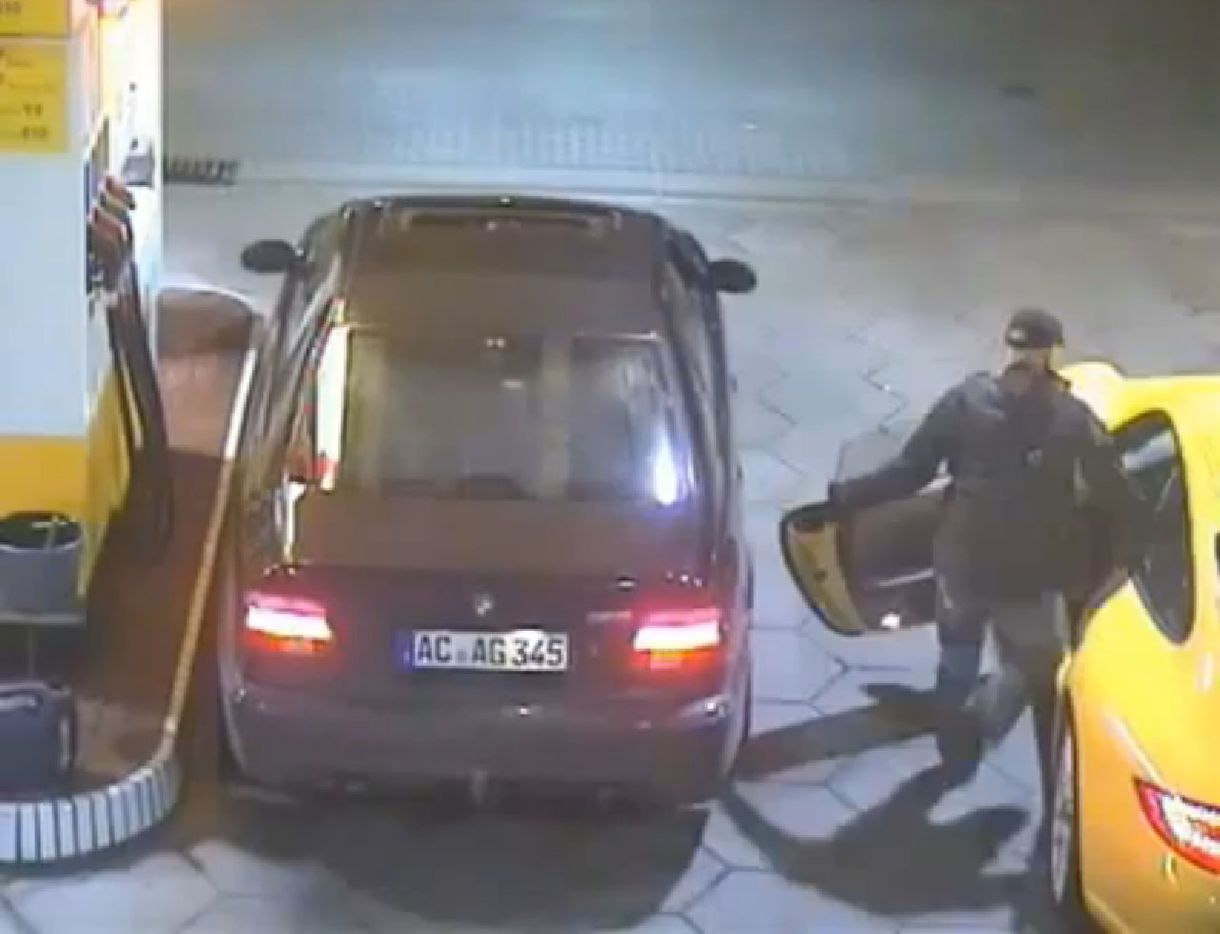 Benne maradt a kulcs, megfújták a Porschét - videó