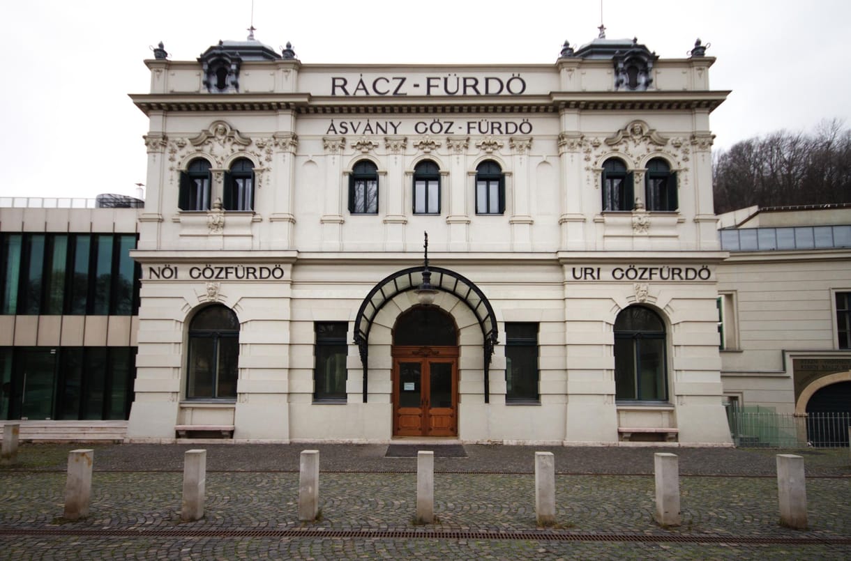 Elárverezik a Rác fürdőt