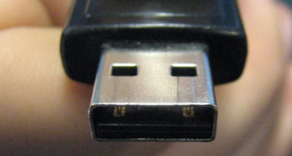 Prezentáció USB-ről - váratlanul melegpornó jelent meg a kivetítőn