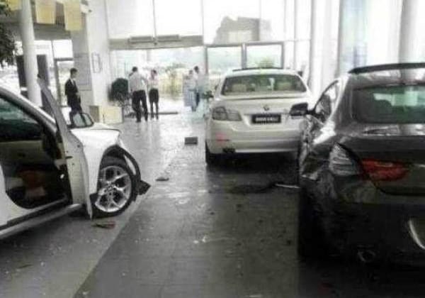 Szalonban álló BMW-ket tört X1-esével egy kínai - fotó